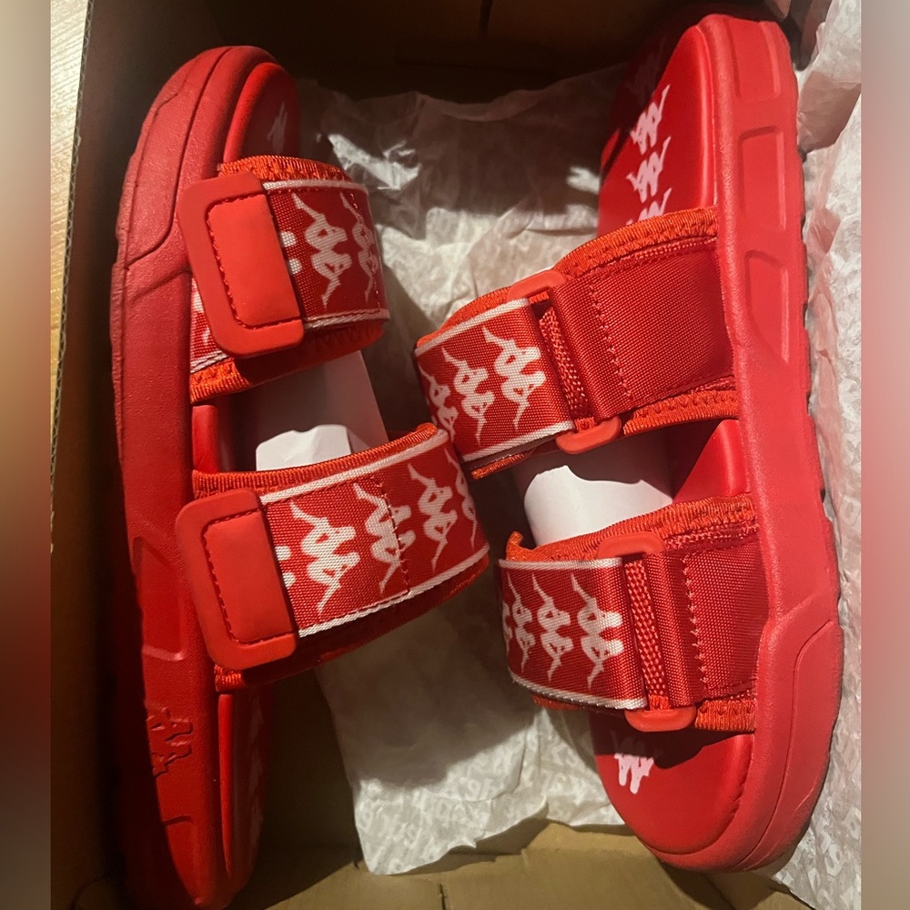 NIB KAPPA 222 BANDA ASTER 1 Red /White Unisex Adult's
Size 7